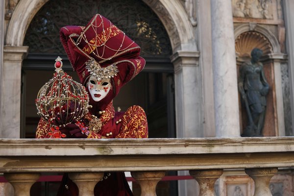 Comment découvrir les traditions du Carnaval de Venise tout en évitant les foules?